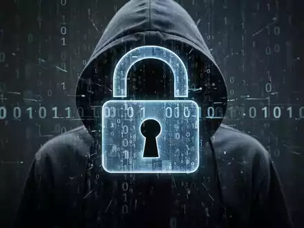 Ein stilisiertes digitales Vorhängeschloss mit Binärcode und einer dunklen, Kapuze tragenden Figur, die einen Cyberangriff darstellt. - Foto: über boerse-global.de