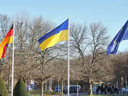 Fahnen von Deutschland, Ukraine und der EU (Archiv) - Foto: via dts Nachrichtenagentur