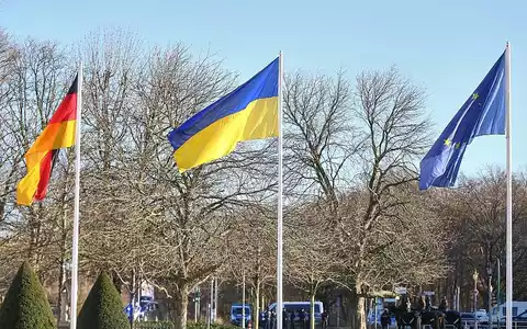 Fahnen von Deutschland, Ukraine und der EU (Archiv) - Foto: via dts Nachrichtenagentur