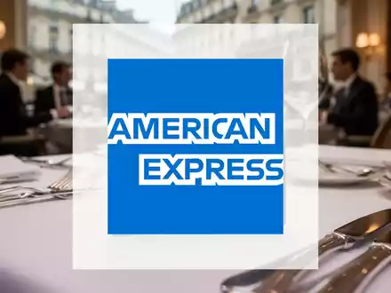 Eine American Express Kreditkarte auf einem elegant gedeckten Tisch in einem europäischen Restaurant. - Foto: über boerse-global.de