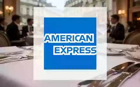 Eine American Express Kreditkarte auf einem elegant gedeckten Tisch in einem europäischen Restaurant. - Foto: über boerse-global.de