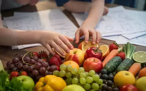 Kinderhände greifen nach frischem Obst und Gemüse, mit verschwommenen wissenschaftlichen Dokumenten im Hintergrund. - Foto: über boerse-global.de