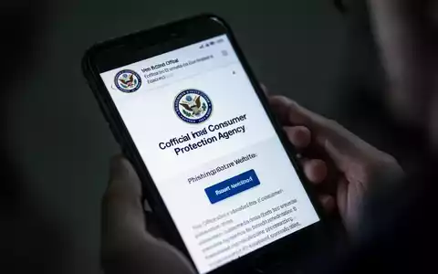 A close-up of a smartphone screen showing a fake consumer protection agency website, with blurred hands holding the phone. - Foto: über boerse-global.de