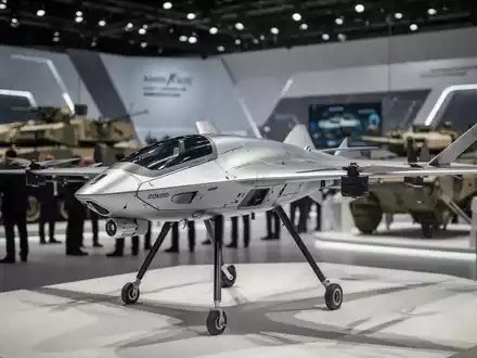 Ein futuristisches Aufklärungsdrohnenmodell, ähnlich dem TOM 50 RE von AeroVironment, auf einer Verteidigungsmesse. - Foto: über boerse-global.de
