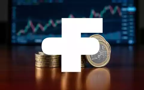 Nahaufnahme von gestapelten Euro-Münzen auf einem Holztisch mit einem verschwommenen Finanzdiagramm im Hintergrund. - Foto: über boerse-global.de