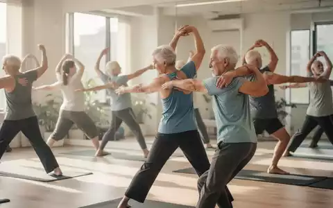 Eine Gruppe von Menschen unterschiedlichen Alters, die sanfte Yoga- und Dehnübungen in einem hellen Studio durchführen. - Foto: über boerse-global.de