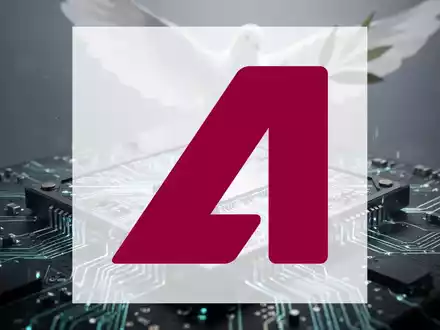 Nahaufnahme eines Mikrochips mit leuchtenden Schaltkreisen und einer angedeuteten Friedenstaube im Hintergrund. - Foto: über boerse-global.de
