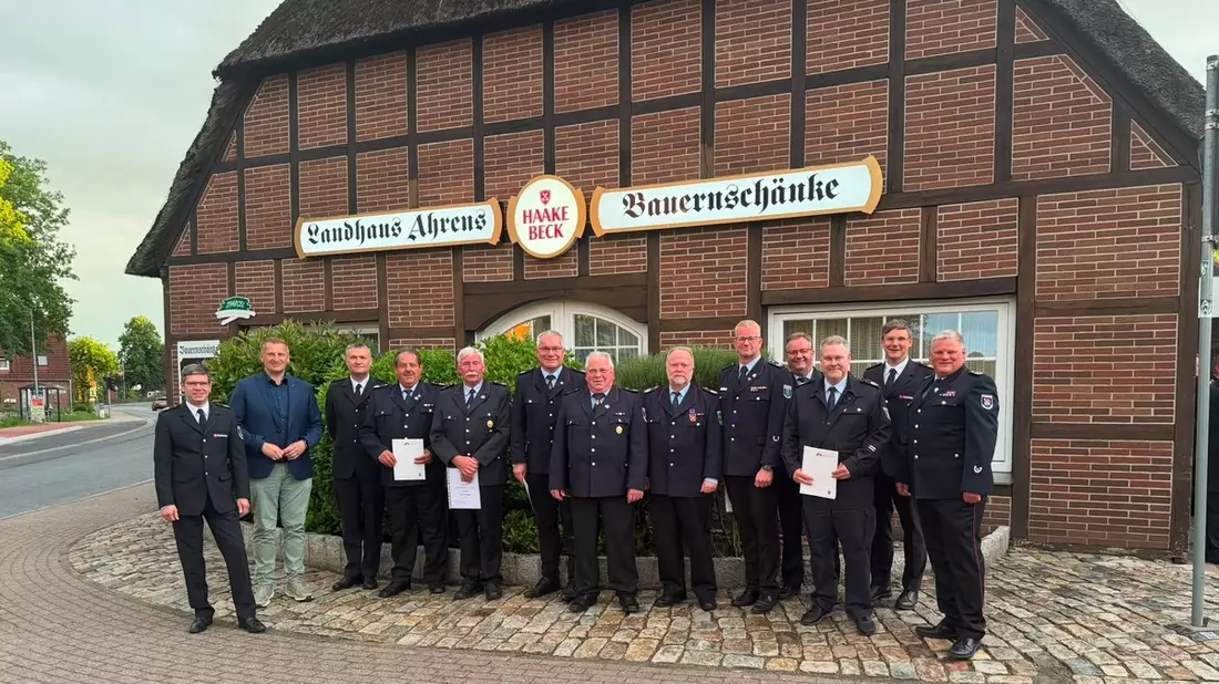 FW Geestland: Kreisfeuerwehrverband Wesermünde würdigt herausragendes Engagement - Bild: presseportal.de