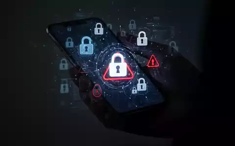 A hand holds a smartphone displaying digital lock icons and warning symbols, symbolizing mobile security vulnerabilities and cyber threats. - Foto: über boerse-global.de