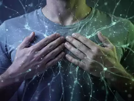 Hände halten die Brust, um Atmung und Selbstregulierung zu symbolisieren, mit einem subtilen neuronalen Netz-Overlay. - Foto: über boerse-global.de