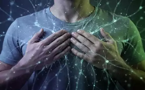 Hände halten die Brust, um Atmung und Selbstregulierung zu symbolisieren, mit einem subtilen neuronalen Netz-Overlay. - Foto: über boerse-global.de