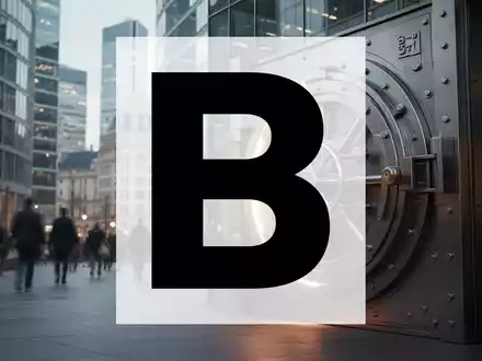 Eine leicht geöffnete, glänzende Tresortür vor dem unscharfen Hintergrund eines modernen europäischen Finanzviertels. - Foto: über boerse-global.de