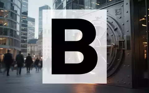 Eine leicht geöffnete, glänzende Tresortür vor dem unscharfen Hintergrund eines modernen europäischen Finanzviertels. - Foto: über boerse-global.de