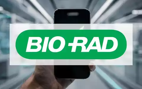 Eine Hand hält ein Smartphone mit einer Börsenhandels-App, die einen grünen, steigenden Graphen zeigt, im Hintergrund eine biotechnische Anlage. - Foto: über boerse-global.de