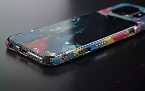 Ein modernes Smartphone, teilweise zerlegt, mit Farbabplatzungen und Abnutzungserscheinungen auf dem Gehäuse. - Foto: über boerse-global.de