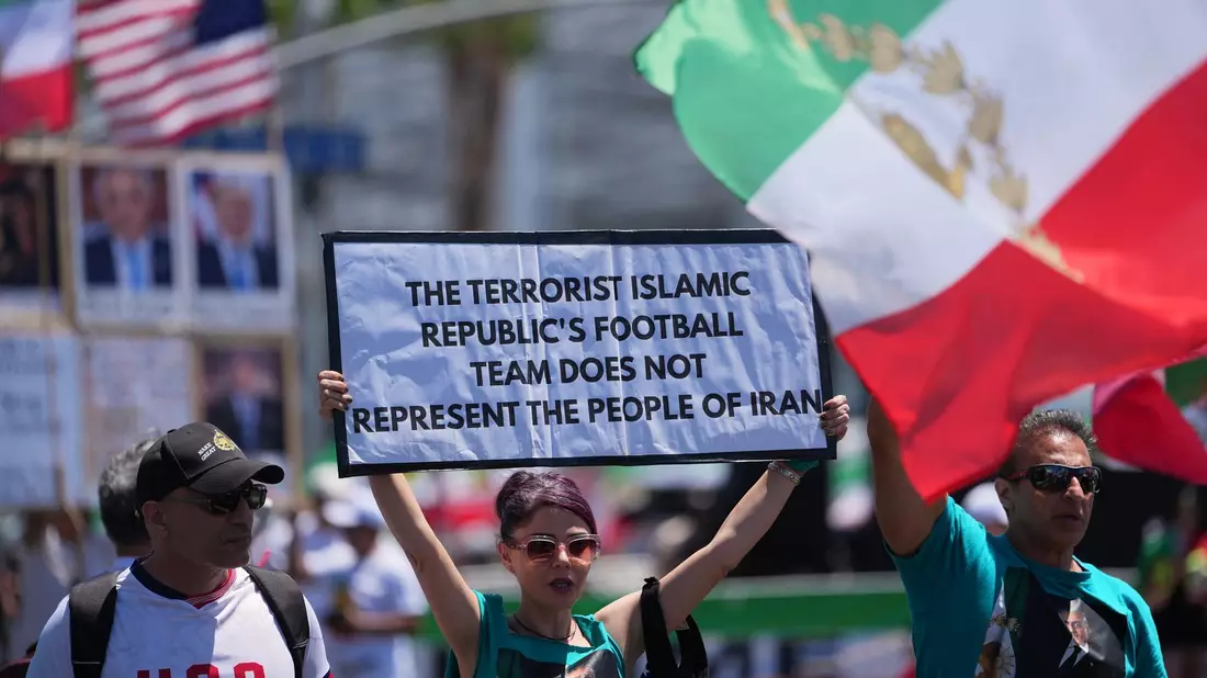 Die Partie zwischen dem Iran und Neuseeland ist politisch hoch brisant.  - Bild: Jae C. Hong/AP/dpa