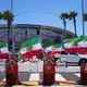 Zahlreiche iranische Fahnen aus der Zeit vor der Revolution waren zu sein.  - Bild: Jae C. Hong/AP/dpa