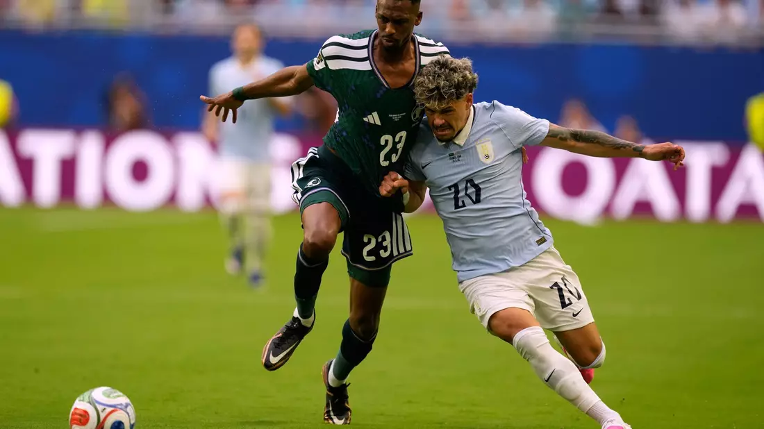 Das Spiel zwischen Uruguay und Saudi-Arabien war hart umkämpft. - Bild: Rebecca Blackwell/AP/dpa