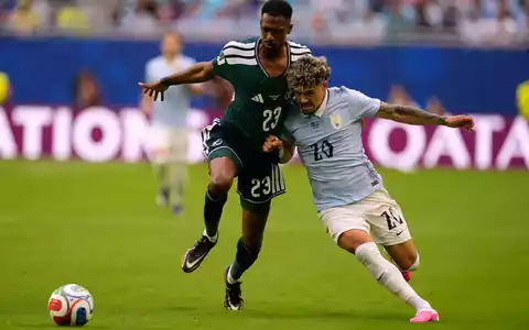 Das Spiel zwischen Uruguay und Saudi-Arabien war hart umkämpft. - Foto: Rebecca Blackwell/AP/dpa