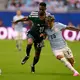 Das Spiel zwischen Uruguay und Saudi-Arabien war hart umkämpft. - Bild: Rebecca Blackwell/AP/dpa