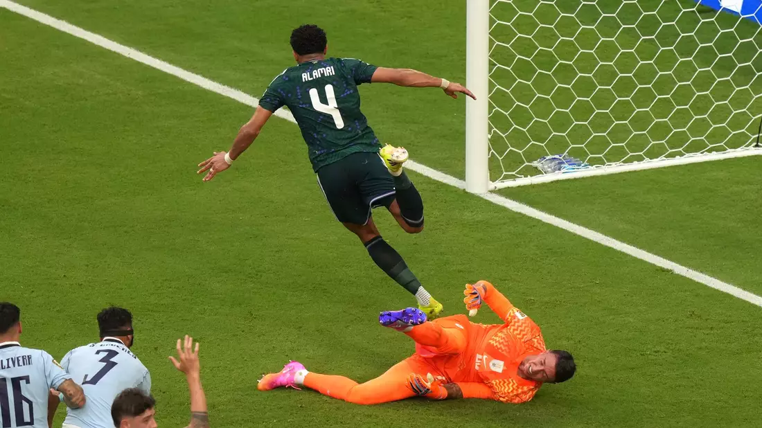 Abdulelah Al-Amri bejubelt sein Tor zum 1:0 - Bild: Marta Lavandier/AP/dpa