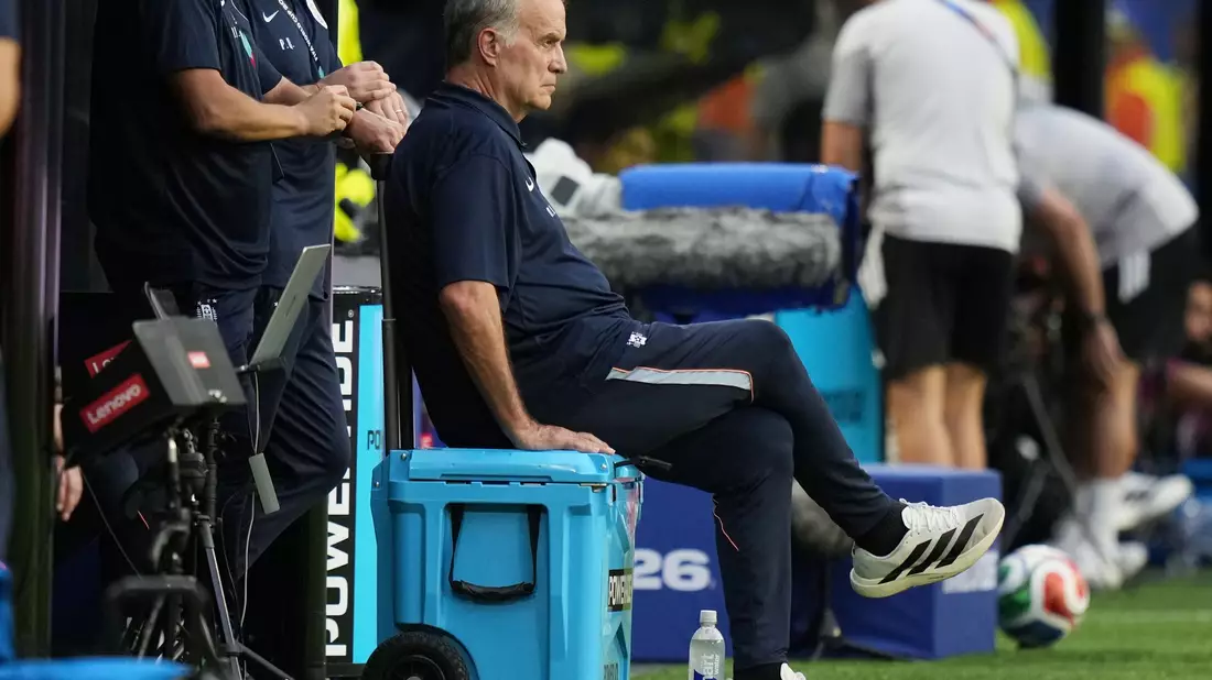 Uruguay Nationaltrainer Marcelo Bielsa verfolgte das Spiel meist auf einer Kühlbox sitzend. - Bild: Lynne Sladky/AP/dpa