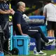 Uruguay Nationaltrainer Marcelo Bielsa verfolgte das Spiel meist auf einer Kühlbox sitzend. - Bild: Lynne Sladky/AP/dpa