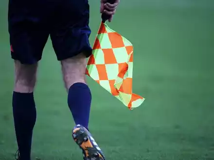 Linienrichter beim Fußball mit Fahne (Archiv) - Foto: via dts Nachrichtenagentur