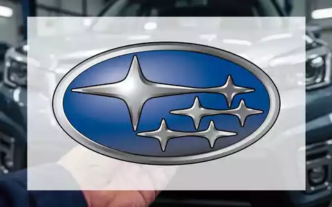 Nahaufnahme eines Subaru Forester-Kühlergrills mit einer Mechanikerhand, die ein kleines Autoteil hält, was auf einen Rückruf hindeutet. - Foto: über boerse-global.de