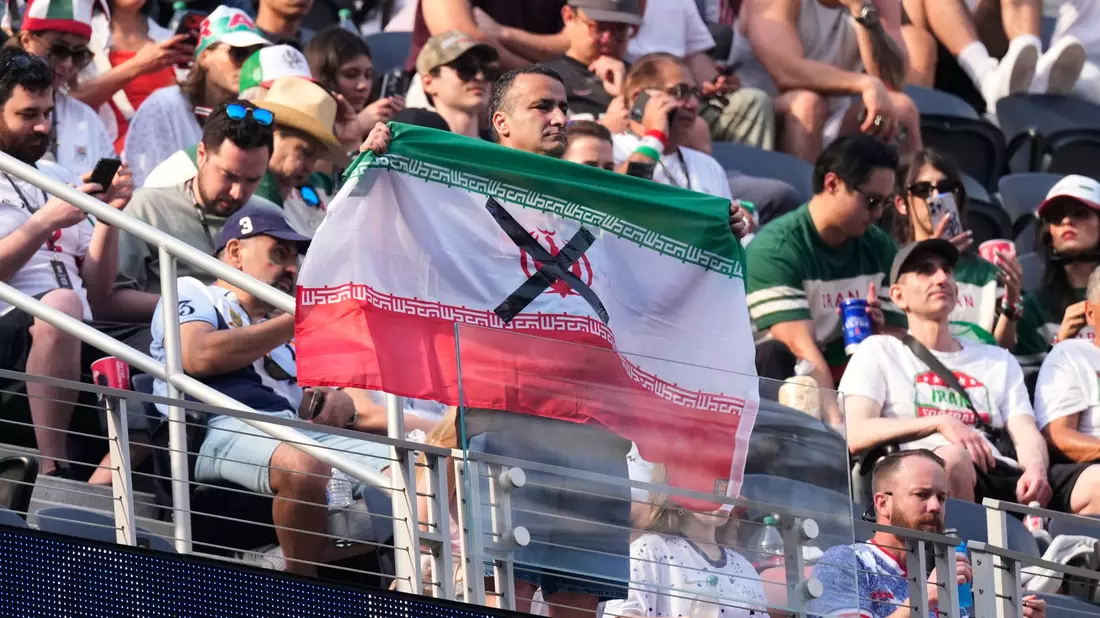 Auch in der Arena kam während des Iran-Spiels gegen Neuseeland zu Protesten. - Bild: Mark J. Terrill/AP/dpa