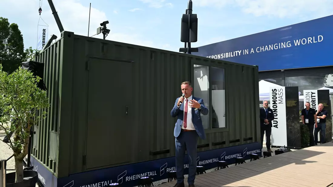 Rheinmetall-Manager Timo Haas bewarb den Abschuss-Container bei der Rüstungsmesse Eurosatory. Auf dem Dach des Containers ist eine Kamikaze-Drohne zu sehen.  - Bild: Wolf von Dewitz/dpa