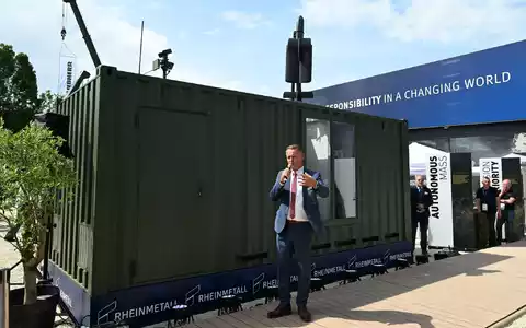 Rheinmetall-Manager Timo Haas bewarb den Abschuss-Container bei der Rüstungsmesse Eurosatory. Auf dem Dach des Containers ist eine Kamikaze-Drohne zu sehen.  - Foto: Wolf von Dewitz/dpa