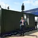 Rheinmetall-Manager Timo Haas bewarb den Abschuss-Container bei der Rüstungsmesse Eurosatory. Auf dem Dach des Containers ist eine Kamikaze-Drohne zu sehen.  - Bild: Wolf von Dewitz/dpa