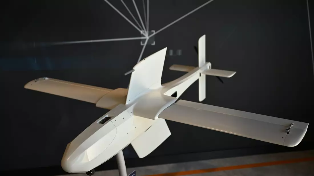 Nachdem sie nach oben katapultiert ist, fährt die Loitering Munition ihre Flügel aus und fliegt bis zu 100 Kilometer weit. - Bild: Wolf von Dewitz/dpa