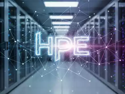 Abstrakte Darstellung eines digitalen Netzwerks mit stilisiertem HPE-Logo, umgeben von leuchtenden Linien und Knoten, vor einem modernen Rechenzentrum. - Foto: über boerse-global.de