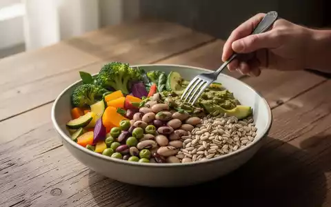 Eine Nahaufnahme einer bunten, pflanzlichen Mahlzeit in einer Schüssel auf einem Holztisch, die Gesundheit und Langlebigkeit symbolisiert. - Foto: über boerse-global.de