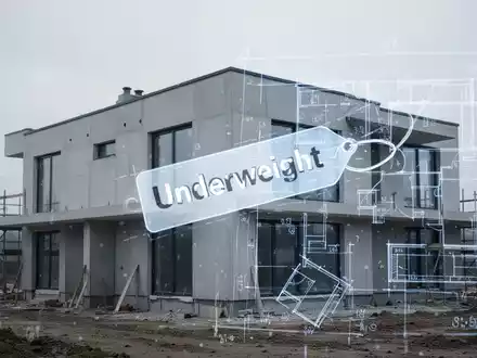 Ein modernes Wohngebäude im Bau, symbolisch für eine Herabstufung, mit einem dezenten 'Underweight' Tag. - Foto: über boerse-global.de