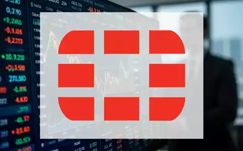 Nahaufnahme eines Handelsbildschirms mit fallenden Aktienkursen und der verschwommenen Silhouette einer Person im Hintergrund. - Foto: über boerse-global.de
