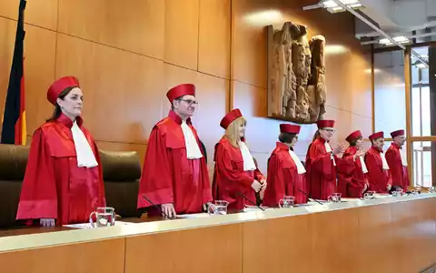 Der zweite Senat verhandelt eine Organklage der Grünen-Fraktion im Bundestag. (Archivbild) - Foto: Uli Deck/dpa