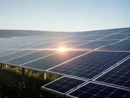 Solarpark in Spremberg mit modernen Solarmodulen unter klarem Himmel, symbolisiert 12 MW Leistung. - Foto: über boerse-global.de