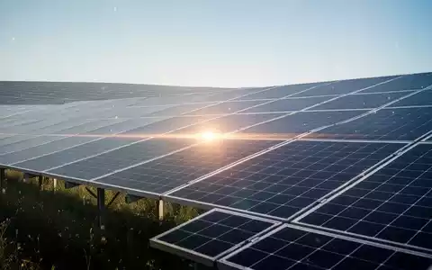 Solarpark in Spremberg mit modernen Solarmodulen unter klarem Himmel, symbolisiert 12 MW Leistung. - Foto: über boerse-global.de