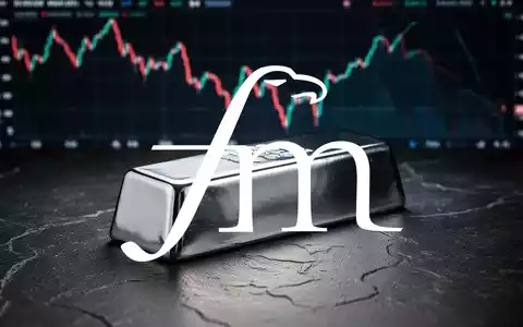 Ein glänzender Silberbarren auf einer dunklen Oberfläche, im Hintergrund eine unscharfe digitale Börsenkurve, die Überbewertung anzeigt. - Foto: über boerse-global.de
