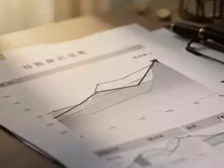 Eine stilisierte Finanzgrafik mit aufsteigendem Trend vor einem Hintergrund, der an Ostasien und Sommer erinnert. - Foto: über boerse-global.de