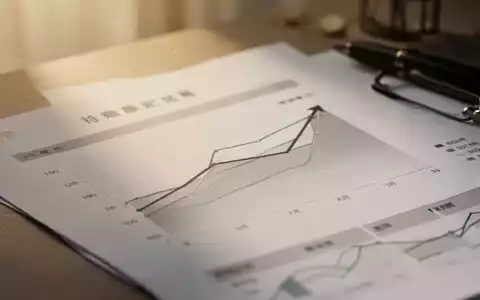 Eine stilisierte Finanzgrafik mit aufsteigendem Trend vor einem Hintergrund, der an Ostasien und Sommer erinnert. - Foto: über boerse-global.de