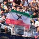 Im Stadion waren Protestbekundungen zu sehen.  - Bild: Mark J. Terrill/AP/dpa