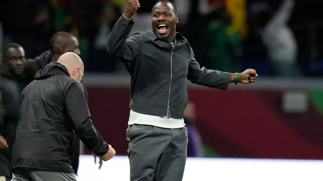 Senegals Trainer Pape Thiaw freut sich über die guten Leistungen der afrikanischen Teams - eine Überraschung sind sie für ihn nicht. - Bild: Themba Hadebe/AP/dpa