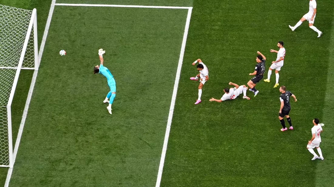 Die Partie begann mit einem sportlichen Rückschlag für den Iran. - Bild: Mark J. Terrill/AP/dpa