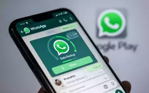 A smartphone screen showing WhatsApp chats and a blurred Google Play Store logo in the background, symbolizing mobile updates and data management. - Foto: über boerse-global.de