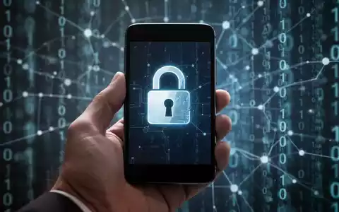 Eine Hand hält ein Android-Smartphone mit einem digitalen Vorhängeschloss auf dem Bildschirm, im Hintergrund verschwommener Binärcode. - Foto: über boerse-global.de