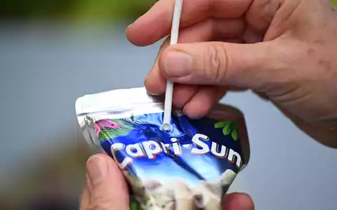 Capri-Sun kämpft seit zwei Jahren um eine Rückkehr zu Plastikstrohhalmen – Kunden hätten sich etwa über den Papiergeschmack beim Trinken beschwert, sagt das Unternehmen. (Symbolbild) - Foto: Bernd Weißbrod/dpa